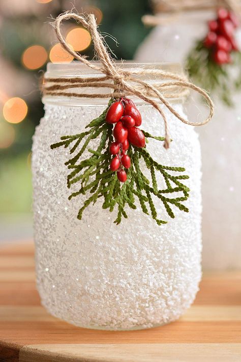 These DIY snowy mason jars made with glitter and epsom salt are SO PRETTY and they're really easy to make! A perfect Christmas craft that you can display all winter long. These mason jar luminaries are a great holiday project - and they only take 15 minutes to make! Snowflake Mason Jars, Snow Mason Jars, Epsom Salt Mason Jars, Winter Luminaries Diy, Mason Jar Xmas Crafts, Christmas Vase Crafts, Mason Jar Repurpose, Canning Jar Crafts Diy Projects, Epson Salt Mason Jar Christmas