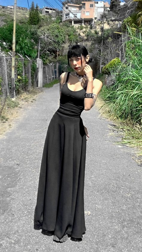 Gothic Vintage Fashion, Gothic Long Skirt Outfit, Summertime Goth Outfits, Black Maxi Skirt Outfit Goth, Black Dress Outfit Goth, Gothic Academia Aesthetic Outfits, Summer Goth Clothes, Cute Goth Summer Outfits, Summer Outfit Goth