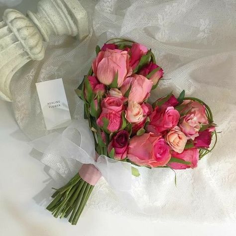 Heart-shaped roses bouquet, to impress your Valentine...~.~ Diy Bouquet Wrap, Luxury Flower Bouquets, Valentine Bouquet, Rose Belle, Fancy Flowers, Flower Bouquet Diy, Flower Gift Ideas, Boquette Flowers, Nothing But Flowers