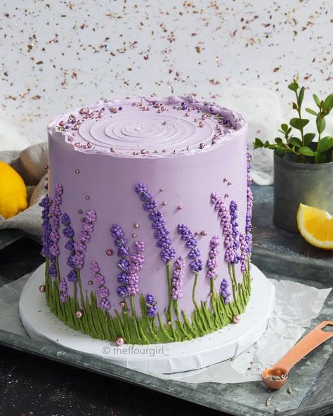 Lindsay | The Flour Girl 🇵🇹🇦🇲 on Instagram: “A few shots of my lemon lavender cake! It was so delicious 🤤💜🪴 I think this would make a perfect Mother’s Day cake, to go with a Mother’s…” Purple Flower Cakes Birthday, Purple And Green Birthday Party Ideas, Lavender Flower Cake, Sheet Cake With Flowers, Teen Birthday Cake, Lemon Lavender Cake, Flower Cake Design, Purple Cakes Birthday, Small Birthday Cakes