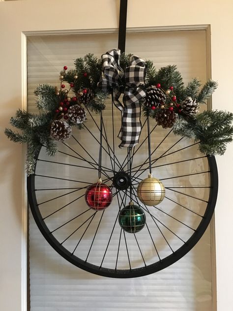 Bicycle Christmas Wreath, Bicycle Wreath Christmas, Bicycle Wheel Wreath Christmas, Bike Rim Wreath, Bike Rim Crafts, Bicycle Rim Wreath Diy, Decorated Wagon Wheel, Wire Wheel Wreath Ideas, Bicycle Rim Wreath