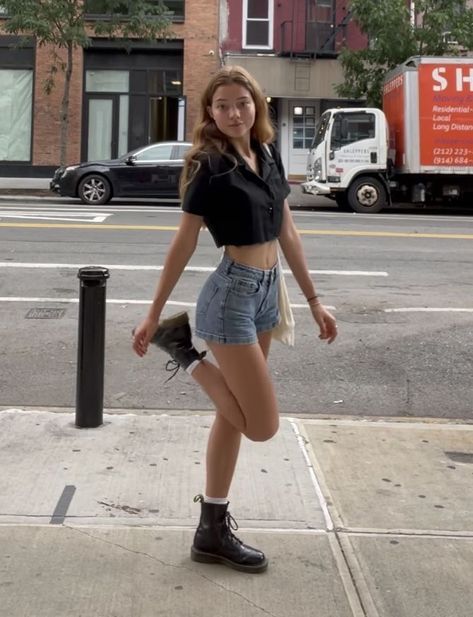 Date Outfits Fancy, High Waisted Relaxed Jeans Outfit, 21st Birthday Outfits Aesthetic, Grey Oversized Tshirt Outfits, Fall Outfits In Hot Weather, Paint Date Outfit, Shorts With Black Boots, Big Shoes Outfit, Summer Date Outfit Ideas