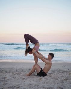 1cecc7a77928ca8133fa24680a88d2f9 Yoga Couple Poses, Yoga Inspiration Poses, Hand Yoga, Couple Yoga, Top Yoga Poses, Yoga Inspiration Photos, Couples Yoga Poses, Acro Yoga Poses, Yoga Friends