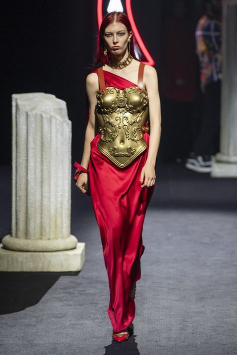 Moschino Pre-Fall 2019 Collection It's All About Ancient Rome Ancient Rome Fashion Inspiration, Ancient Greece Fashion Inspiration, Ancient Greece Inspired Fashion, Ancient Greece Aesthetic Dress, Ancient Greek Inspired Fashion, Roman Inspired Fashion, Ancient Rome Fashion, Ancient Greek Fashion, Greek Inspired Fashion