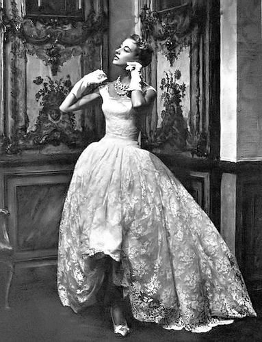 Marie-Thérèse Lemoine in white lace gown by Givenchy, photo by Philippe Pottier, L'Officiel, 1954 Guilded Glamour, Givenchy Fashion, Givenchy Couture, Glamour Vintage, Fifties Fashion, Fashion 1950s, Iconic Dresses, French Fashion Designers, Retro Mode