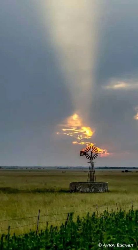 Into the night ~ Farm Windmill, Windmill Water, Old Windmills, Country Scenes, Old Barns, Sun Rays, Pics Art, The Clouds, Beautiful Photography