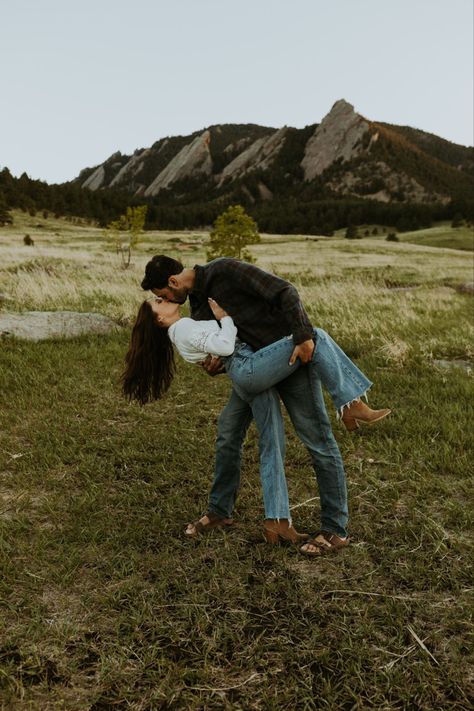 These spring engagement photos, captured by Nicole Denae Photography, are as adorable as they come. Engament Photos, Portret Feminin, Engagement Shoots Poses, Shooting Couple, Engagement Announcement Photos, Creative Engagement Photo, Engagement Picture Outfits, Fall Engagement Pictures, Engagement Photography Poses