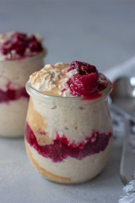 Peanut Butter Raspberry Overnight Oatmeal Chia Overnight, Oats Overnight, Oat Recipes Healthy, Overnight Oats Recipe Healthy, Overnight Oat, Peanut Butter Roll, Overnight Oats Healthy, Overnight Oatmeal, Oats Breakfast