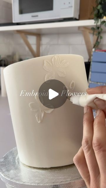 Isabelle Boizis on Instagram: "I just looooove making embroidery flowers on a cake. It’s such a simple way to bring some texture and elegance to a cake!

I also love adding a few “flakes” of wafer paper tulle for added texture, I really think it add a lovely final touch.

All you need to do is pipe the outer edge of your flower (in this case with royal icing in a piping bag with round nozzle) - and using a wet brush, lightly brush the royal icing to give the petals a bit of natural texture. 

What do you think?

#reeloftheday #cakereel #caketutorial #cakedecoratingreel
#cakeinspiration #flavourcombinations 
#cakechallenge  #celebratewithcake #cakesofinstagram  #picoftheday #zazamarcelle  #instacake #instafoodie  #thebakefeed #cakedesign #cakedesigner #pâtisserie #girlboss #thisishowwedo" Brush Embroidery Cake Tutorial, Cake With Wafer Paper Flowers, Royal Icing Embroidery, Flowers On A Cake, Brush Embroidery Cake, Embroidery Cake, Brush Embroidery, Wafer Paper Flowers, Piping Bag