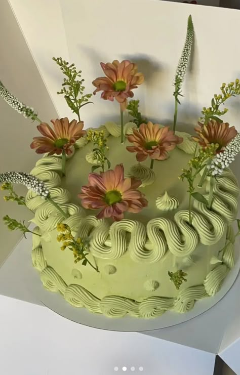 Natural Cake Design, Flower Pressed Cake, Frontal Lobe Cake, Plant Themed Birthday Cake, Artsy Chic Cake, Earthy Party Decor, Whimsical Cakes Birthday, Natural Cake Decoration, Earthy Birthday Cake