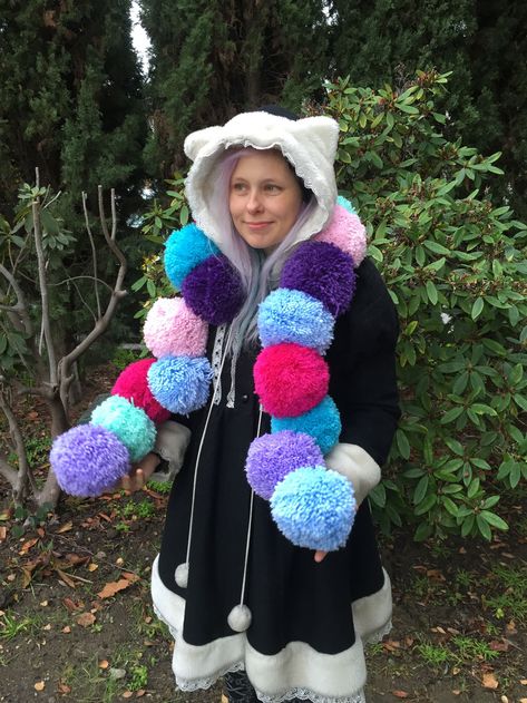 Pom Pom Scarf, Kawaii Crafts, Pompom Scarf, Cooling Scarf, Craft Business, Make Yourself, Sewing Ideas, Diy Clothes, Craft Room