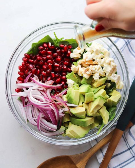 Pomegranate and Avocado Winter Salad with Balsamic Vinaigrette Cut Pomegranate, How To Cut Pomegranate, Simple Balsamic Vinaigrette, Avocado Spinach Salad, Spinach Avocado, Pomegranate Recipes, Gluten Free Salads, Pomegranate Salad, Seasonal Salad