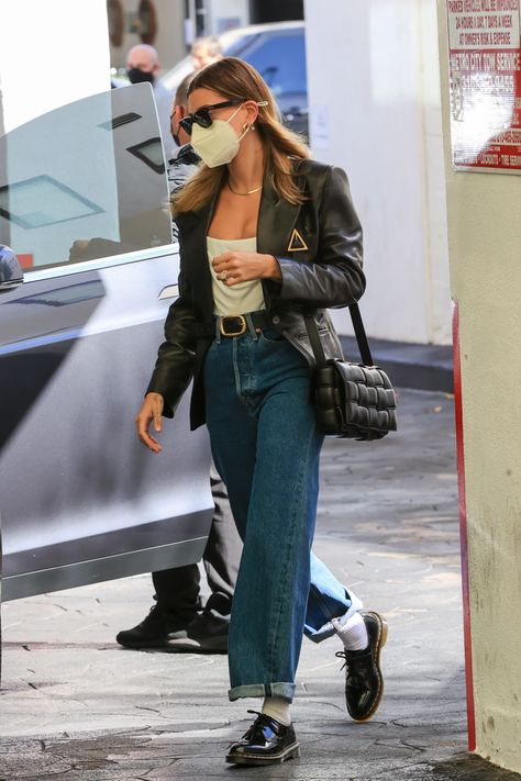 Low Doc Martens, Malu Trevejo Outfits, Celebrity Jeans, Hailey Bieber Street Style, Estilo Hailey Baldwin, Hailey Bieber Outfits, Dr Martens Outfit, Hailey Bieber Style, Doc Martens Outfit