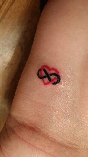 Infinity Finger Tattoos, Couple Tattoo Heart, Infinity Sign Tattoo, Couple Tattoos Love, Tiny Tattoos For Women, Tattoo Tiny, Tiny Wrist Tattoos, Small Couple Tattoos, Infinity Tattoos