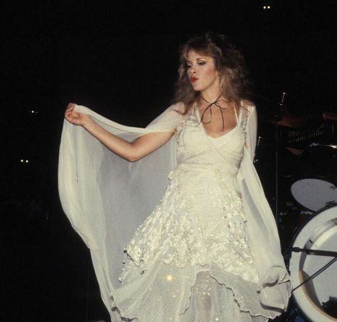 Stevie is looking gorgeous. I love the white dress. Buckingham Nicks, Stevie Nicks Style, Stephanie Lynn, Lindsey Buckingham, Stevie Nicks Fleetwood Mac, Under Your Spell, Stevie Nicks, Fleetwood Mac, Look Vintage