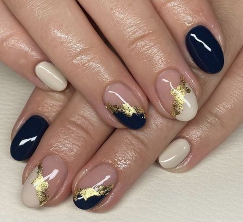 Nail Art Biru Navy, Nail Art Navy, Nail Art Navy Blue, Prom Nails For Navy Blue Dress, Blue And Gold Nail Designs, Navy Nail Art, Almond Shaped Nails Designs, Blue Nail Color, Dark Blue Nails