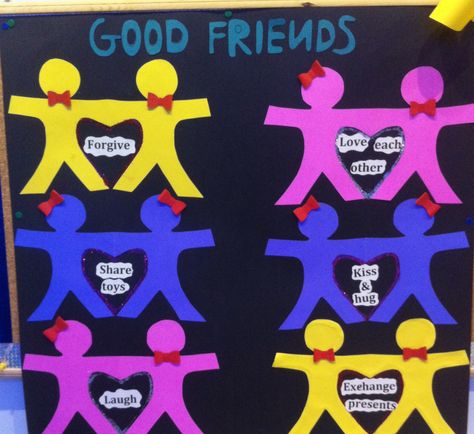 Friendship bulletin board ideas for kindergarten/preschool - good friends theme Friendship Theme Preschool, Friendship Bulletin Board, Preschool Friendship, Friendship Crafts, Friendship Theme, Ideas For Kindergarten, Manners For Kids, Friendship Activities, Friendship Art