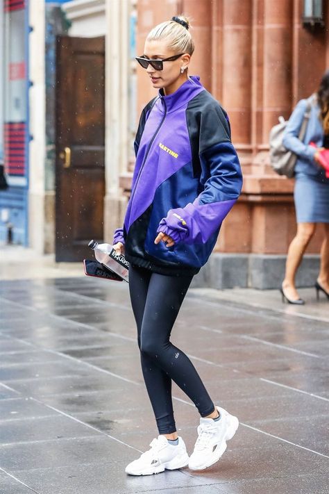 Hailey Baldwin, Adidas Falcon sneakers Adidas Falcon Outfit, Falcon Outfit, Looks Adidas, Adidas Falcon, Sneakers Fashion Outfits, Sneakers Adidas, Mode Casual, Adidas Fashion, Women Sneakers