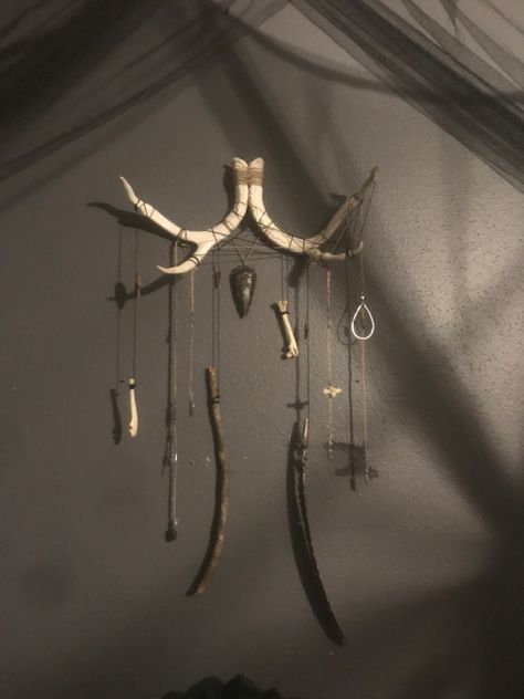 Bone Chandelier Diy, Bone Diy Crafts, Bone Collection Aesthetic, Antler Aesthetic, Animal Bone Decor, Art With Bones, Bone Crafts Diy, Deer Bone Crafts, Antlers Aesthetic