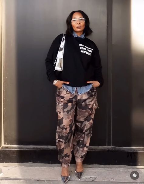 Menswear As Womenswear, Casual Winter Brunch Outfit Black Women, Fall Fashion 2023 Trends Black Women, Camo Pants Work Outfit, Fall Fashion Black Women Casual, Women All Black Outfit, Turquoise Blouse Outfit, Casual Outfit For Work, Camo Pants Outfit Black Women