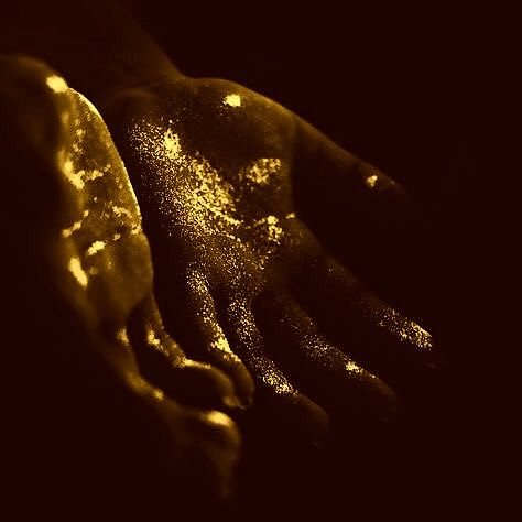 [ALCHEMY] Transformation. I think this image is probably meant to suggest gold flake on the hands, but I like the idea of these hands *becoming* gold in this way, beginning in the creases of the hands. It's a beautiful image. Mroczny Elf, Anders Dragon Age, Half Elf, Fantasy Magic, Palm Reading, Magic Aesthetic, Gold Aesthetic, Fantasy Aesthetic, 판타지 아트