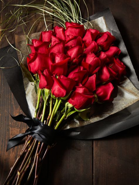 .. Long Stem Red Rose Wedding Bouquet, Long Stem Rose Bouquet Red, Roses Bunch, Bunch Of Red Roses, Deep Red Roses, Bunch Of Roses, Long Stem Roses, Zsazsa Bellagio, Roses Bouquet