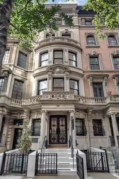 The longest-serving First Lady's former townhouse, built in 1910, has a new look for its next chapter. #dailyDEEDS - Photograph courtesy of Compass - #manhattan #uppereastside #nyc #realestate #listing #architecture #archilovers #homegoals #housedesign #designinspo #architectureinspo Brownstone Homes, Nyc House, New York Trip, Upper East Side Apartment, New York Townhouse, Nyc Townhouse, Townhouse Exterior, San Myshuno, Apartment Exterior