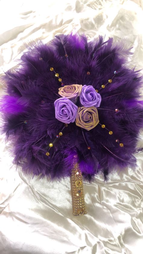 Luxurious purple and gold bridal feather fan for a beautiful bride in Accra, Ghana. 💍🥂 Bridal Fun In Ghana, Feather Fans Wedding, Bridal Fans Ghana, Wedding Hand Fans Diy, Traditional Wedding Hand Fan, Traditional Wedding Accessories, Hand Fans Diy, Baby African Clothes, Fans For Wedding