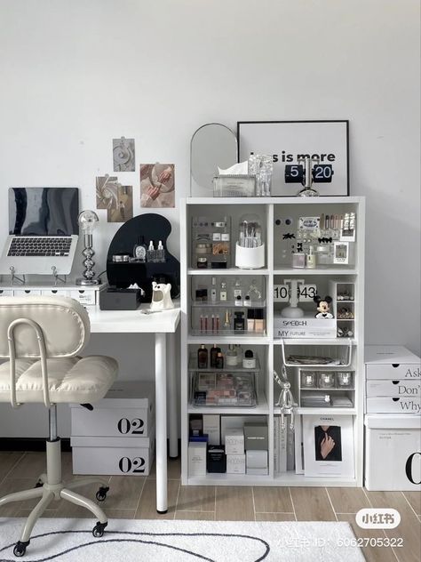 Desk Aesthetic Black And White, Makeup Study Desk, Desk Ideas Aesthetic Minimalist, Minimalist Makeup Storage, Room Ideas Makeup Desk, Aesthetic Makeup Desk Ideas, Makeup Storage Aesthetic, Desk Setup Makeup, Black And White Korean Room