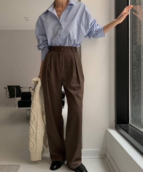 Sandra Rossi on Instagram: "Always" Brown Trousers Outfit, Business Core, Dark Academia Clothes, Academia Clothes, Hijab Fashionista, Hijab Trends, Stylish Work Attire, Hijabi Fashion Casual, Quick Outfits