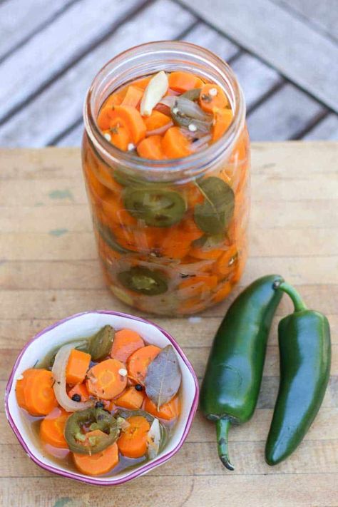 Mexican Pickled Carrots Recipe, Mexican Carrots, Mexican Pickled Carrots, Pickled Carrots Recipe, Pickled Vegetables Recipe, Best Breakfast Casserole, Garlic Uses, Pickled Carrots, Dried Peppers