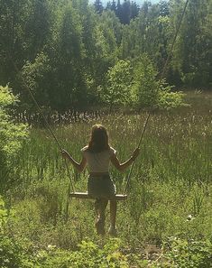 Girl Swinging, Lev Livet, Fotografi Vintage, Shotting Photo, Photographie Inspo, Foto Poses, Images Esthétiques, Foto Vintage, Spring Aesthetic