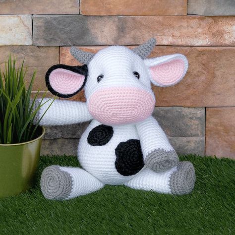 Cow amigurumi pattern – how cute is this?? I can't believe it's free! Crochet Cow Pattern Free, Jess Huff, Amigurumi Cow Pattern, Stuffed Cow, Crocheted Cow, Arm Crocheting, Crochet Stuffies, Crocheted Cow Pattern, Amigurumi Minta