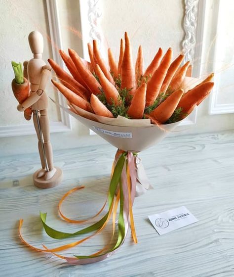 25 Easter Ideas for Original Table Centerpieces with Carrots and Beautiful Flowers Flower Arrangements With Carrots, Carrot Centerpiece Ideas, Carrot Flower Arrangement, Carrot Bouquet, Bunny Centerpieces, Carrot Decor, Elegant Table Decorations, Easter Table Centerpieces, Christmas Urns