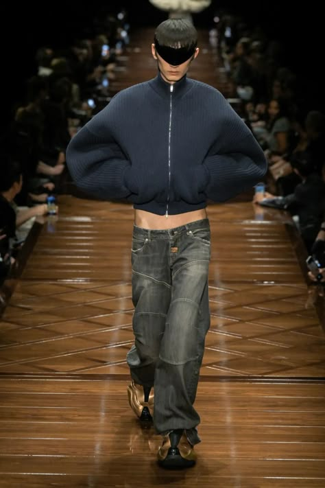 Balenciaga Spring 2025 Ready-to-Wear Collection [PHOTOS] Balenciaga Fashion Show, Balenciaga Runway, Balenciaga Spring, Balenciaga Style, Balenciaga Men, Trends 2025, Show Collection, September 2024, Fashion Show Collection