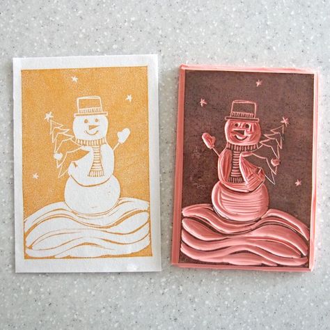 Snowman card design done in linocut and printed with Tsukineko's Delicata ink in Golden Glitz. Really happy with the way this cam out. Cheers! Lino Art, Print Christmas Card, Linocut Printmaking, Linoleum Print, Hand Carved Stamps, Stamp Carving, Linocut Art, Relief Printing, Fabric Cards