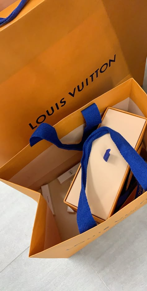 Fake Gifts, Rome Outfits, Shopping Pictures, Copy Trading, Christmas Gift Packaging, Luxury Birthday, Rich Girl Lifestyle, Louis Vuitton Shop, Cute Instagram Pictures