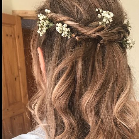 Baby’s Breath Hair, Flower Gypsophila, Gypsophila Hair, Flower Hair Pins, Messy Bun Hairstyles, Floral Tape, Wedding Hair Inspiration, Wedding Hair Flowers, Wedding Hair Pins