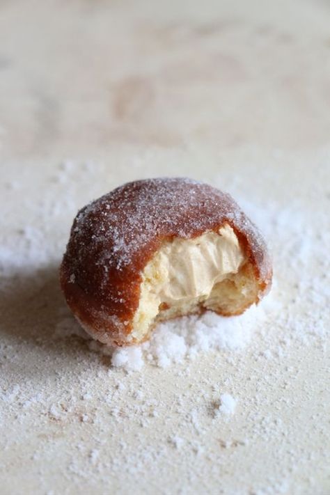 Brioche Doughnut, Brioche Doughnuts, Caramel Doughnuts, Brioche Donuts, Doughnuts Recipe, Pane Dolce, Think Food, Deilig Mat, Caster Sugar