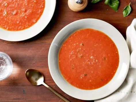 Roasted Tomato Basil Soup Basil Soup Recipe, Tomato Basil Soup Recipe, Roasted Tomato Basil Soup, Oven Roasted Tomatoes, Ina Garten Recipes, Roasted Tomato Soup, Basil Soup, Overnight Oat, Tomato Basil Soup