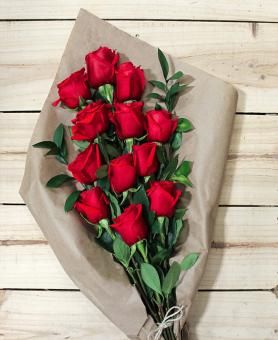 A Dozen Roses Bouquets, Dozen Roses Arrangement, Dozen Roses Bouquet, Beautiful Love Flowers, Dozen Red Roses, Dozen Roses, Bridal Bouquet Fall, Flower Box Gift, Flower Gift Ideas