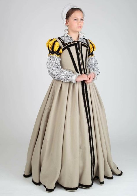 Tudor Tailor historicall fashion book Aldersley Girl gown Elizabethan Dress, 1500s Fashion, Tudor Tailor, Tudor Gown, Middle Ages Clothing, 16th Century Clothing, Elizabethan Fashion, Medieval Fair, Tudor Fashion