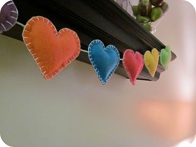 Felt Heart Garland---ADORABLE! Heart Banner, Heart Garland, Felt Heart, Felt Garland, My Funny Valentine, Craft Stuff, Heart Crafts, Valentine Day Crafts, Heart Decorations