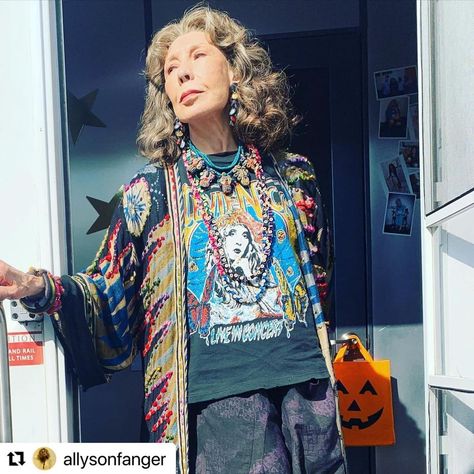 sally bass on Instagram: “Oh how I love Allyson Fanger’s ability to put a LOOK together check out the @sallybassjewelry face necklace” Frankie Clothing, Frankie Bergstein, Big T Shirt Outfits, Grace And Frankie, Lily Grace, Halloween Is Coming, Face Necklace, Advanced Style, Stevie Nicks