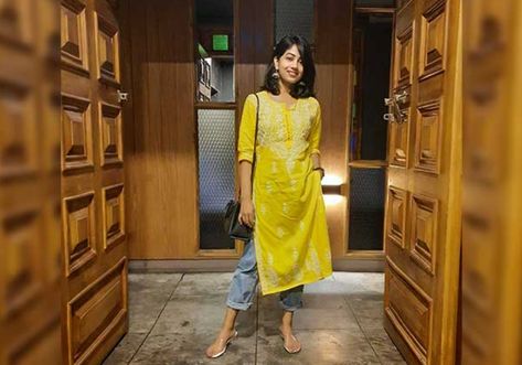 Yellow Chikankari Kurta Styling, Office Kurta Look, Daily Indian Outfits, Kurti On Jeans Casual, Yellow Chikankari Kurta With Jeans, Chikankari With Jeans, Chikankari Kurti With Jeans Outfit, Desi Office Outfit, Indian Everyday Outfit