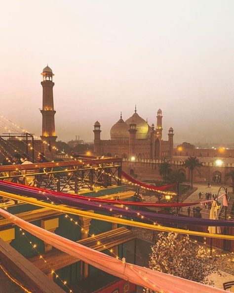 Badshahi Mosque,Lahore ♥️ ( I don’t know the photographer) Mannat Murad, Pakistani Wallpaper, Pakistan Aesthetic, Punjab Culture, Badshahi Mosque, Pakistan Pictures, Pakistan Beauty, Pakistan Art, South Asian Aesthetic