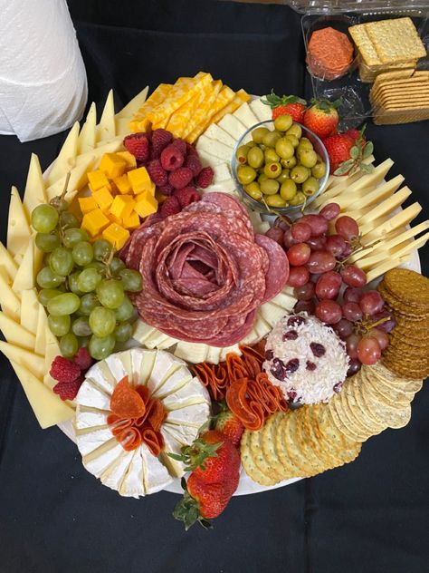 Bouquet Charcuterie Board, Diy Round Charcuterie Board, Halal Charcuterie Board Ideas, Charcurity Board, Ham Charcuterie Board Ideas, Charcuterie Board Circular, Small Round Charcuterie Board Ideas, Charcuterie Round Board Ideas, Charcuterie Board Round Platter