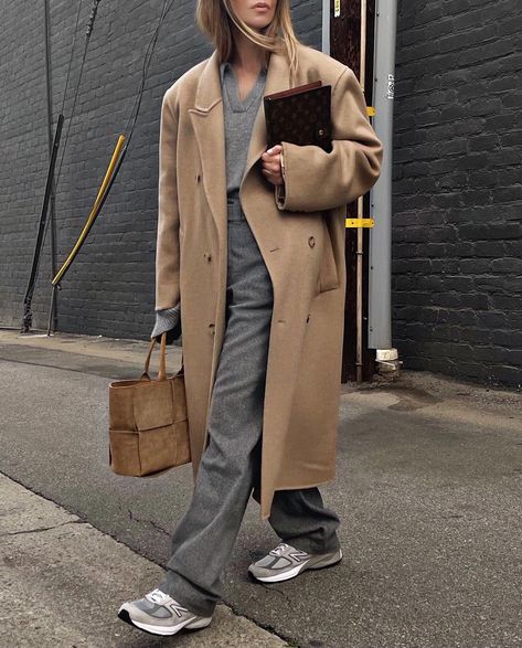 Sasha Simón • LolaRio/Style na Instagramu: "Out and about 🤎" Beige Coat Outfit Winter, Camel Coat Outfit Winter Style, Casual Fashion Aesthetic, Beige Coat Outfit, Madrid Outfits, Coat Outfit Casual, Camel Outfit, Camel Coat Outfit, Hydrated Lips