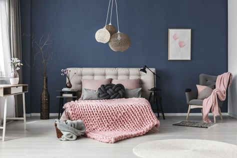 Blue and pink is such a great colour combination. If you want to redecorate your bedroom, use this navy blue and pink bedroom inspiration to help you make a decision! Dusty Pink Bedroom, Blue And Pink Bedroom, Best Bedroom Paint Colors, Beautiful Bedroom Colors, Navy Bedrooms, Navy Blue Bedrooms, Pink Bedroom Decor, Budget Bedroom, Gold Bedroom