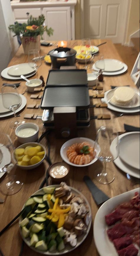 Dinner table inspo Raclette Shrimps Potato Tisch gedeckt Dinner Table With Food, Raclette Aesthetic, Table Raclette, Raclette Dinner Party, Table With Food, Raclette Party, France Aesthetic, Dinner Table, Season 4